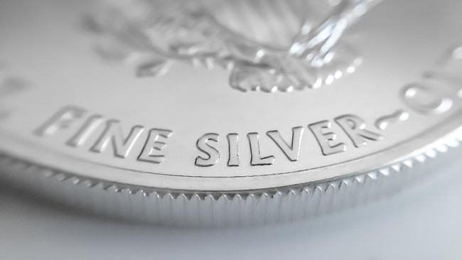 Harga perak mencetak rekor tertinggi sepanjang masa di US$61,85 per troy ounce per Kamis (11/12).