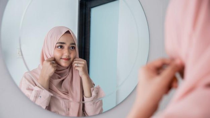 Jangan Salah Pilih, 5 Warna Hijab Ini Bisa Bikin Wajahmu Tampak Kusam