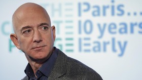 Bezos Bakal ke Luar Angkasa Bareng Anak 18 Tahun