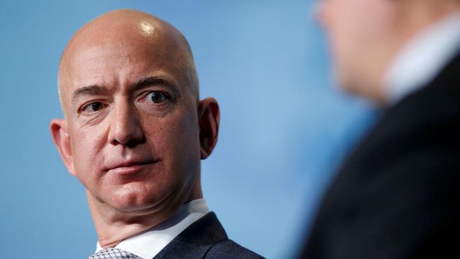 Yang ramai diperbincangkan di Coachella bukan cuma Blackpink, tapi juga Jeff Bezos yang pakai baju 'murah' versi orang terkaya ketiga di dunia ini.