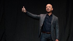 Jeff Bezos Sumbang Rp1,5 T Lewat Dolly Parton