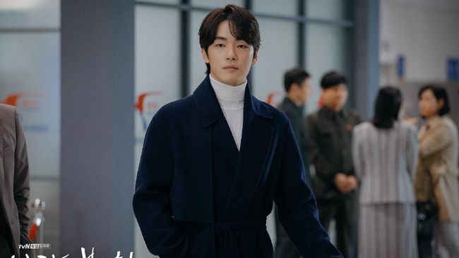 Kim Jung-hyun Ikut Isi Soundtrack Mr. Queen Selain menjadi pemeran dalam drama korea Mr. Queen, aktor Kim Jung-hyun juga mengisi sountracknya yakni lagu berjudul 'Like the First Snow'.