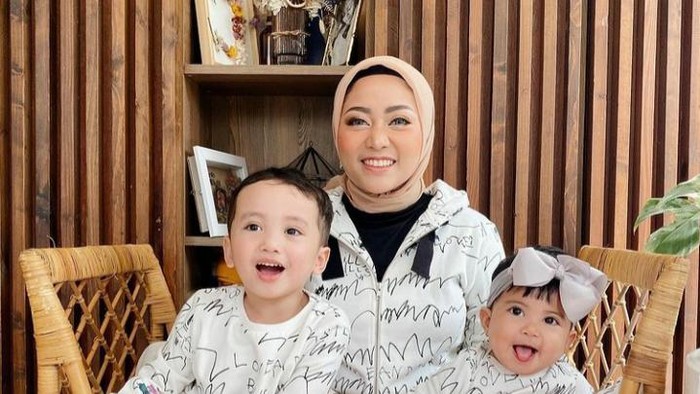 Kompak dan Menggemaskan, 6 Potret Rachel Vennya Bersama Kedua Anaknya