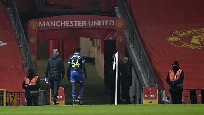 Kartu merah Alex Jankewitz di detik ke-82 menjadi salah satu kunci kemenangan telak 9-0 Manchester United.