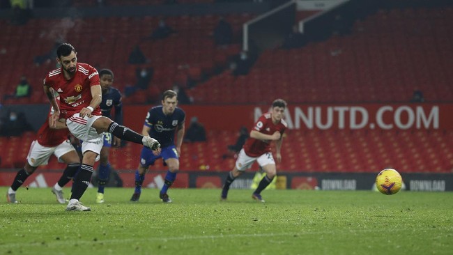 Sebuah gol penalti Bruno Fernandes ke gawang Southampton memanaskan persaingan top skor Liga Inggris.