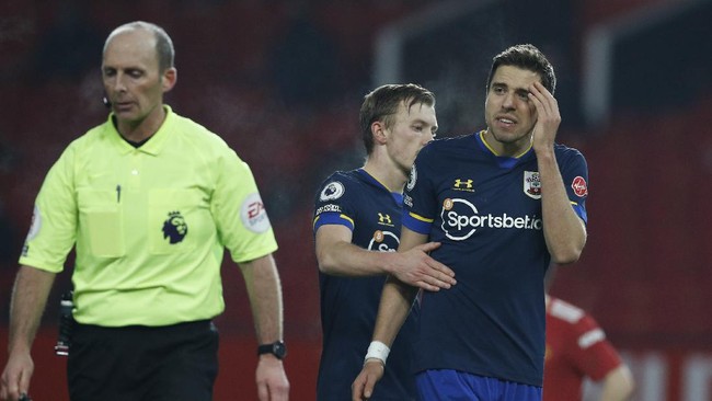 Southampton trauma dengan kepemimpinan dua wasit di Liga Inggris usai dihajar Manchester United 9-0, Rabu (3/2) dini hari WIB.