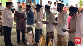 Khofifah Bagikan Sertifikat Tanah ke 230 Eks Syiah di Madura