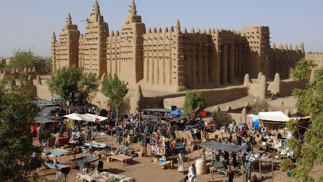 Bandara di Timbuktu kembali didarati oleh pesawat komersial untuk pertama kalinya sejak sembilan tahun pada Senin (1/2).