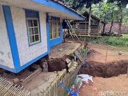 Cerita Dede Tinggalkan Rumah karena Pergerakan Tanah di Sukabumi