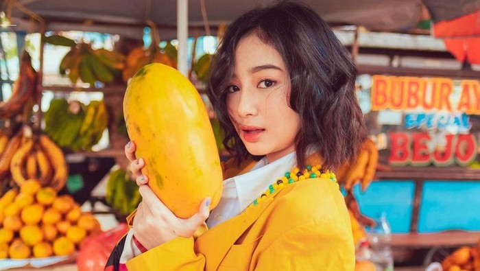 Foto di Pasar, Intip Gaya Selebgram Cantik Anselma Putri