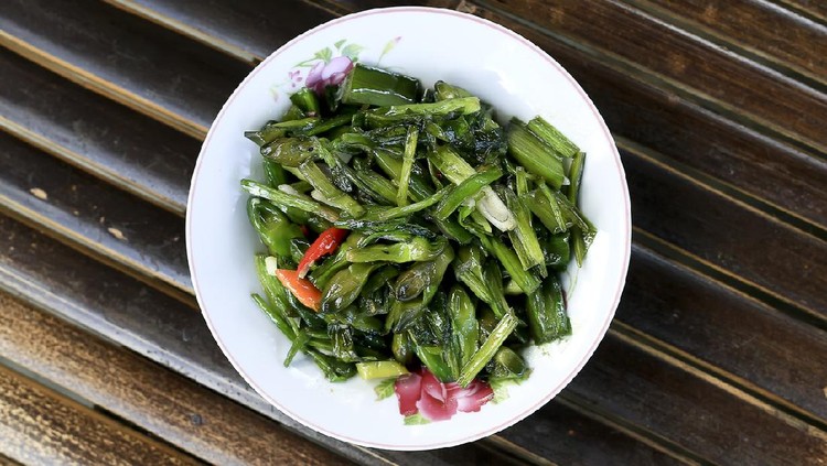 Blurry Tasty Oseng-Oseng Gejer Gendot. Stir Fry sawah flower rush, sawah lettuce.