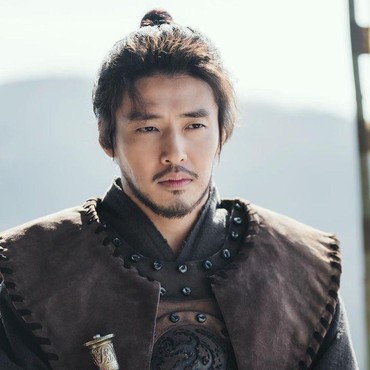 Karismatiknya Kang Ha Neul Jadi Jenderal di 'River Where the Moon Rises'