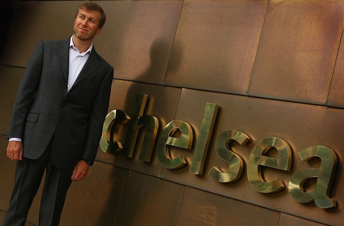LONDON, ENGLAND - AUGUST 29: Chelsea owner Roman Abramovich ahead of the Barclays Premier League match between Chelsea and Burnley at Stamford Bridge on August 29, 2009 in London, England. (Photo by Phil Cole/Getty Images) LONDON, ENGLAND - AUGUST 29: Chelsea owner Roman Abramovich ahead of the Barclays Premier League match between Chelsea and Burnley at Stamford Bridge on August 29, 2009 in London, England. (Photo by Phil Cole/Getty Images)