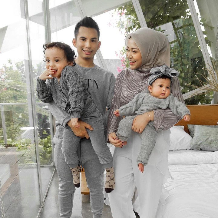 <p>Rumah dengan konsep modern minimalis yang bernuansa tropis itu diketahui berlokasi di kawasan Kemang, Jakarta Selatan. Rumah tersebut menjadi tempat tinggal Okin dan Rachel saat masih menikah.&nbsp;(Foto: Instagram @rachelvennya)</p>