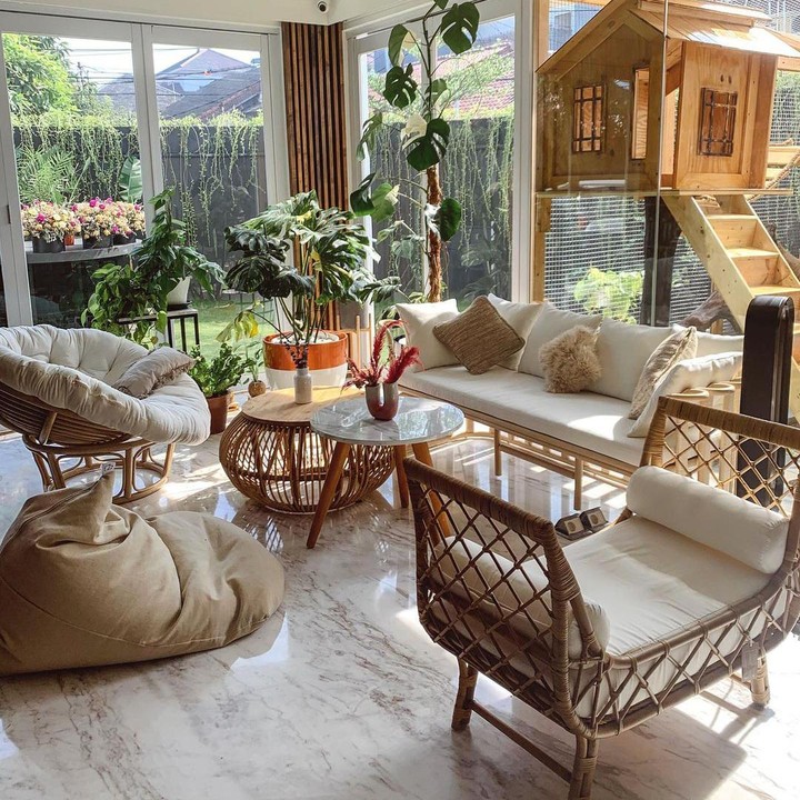 <p>Rachel pun cukup sering membagikan beberapa potret setiap sudut dalam rumahnya yang satu ini. Salah satunya, ruang keluarga berikut yang mengusung konsep menyatu dengan alam.&nbsp;(Foto: Instagram @rachelvennya)</p>