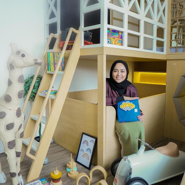 <p>Namun, kini rumah&nbsp;mewah itu tengah menjadi sorotan&nbsp;usai disebut akan dijual oleh Okin untuk menyelesaikan permasalahannya dengan sang mantan istri. &ldquo;Karena semua masalah ini sudah terlalu panjang dan terlalu jauh gue memutuskan untuk menjual rumah tersebut karena gue merasa banyak timbulnya perselisihan,&rdquo; jelas Okin, dikutip dari laman Instagram <em>@okintph,</em> Senin (6/4/2026).&nbsp;(Foto: Instagram @rachelvennya)</p>