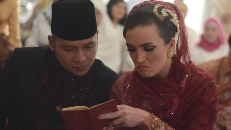 Sacha Stevenson dan suami, Angga Prasetya