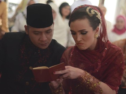 Kisah Cinta Sacha Stevenson & Suami Berdarah Sunda, Berawal Putus Asa