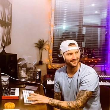 Lirik Lagu Stranger - Secondhand Serenade