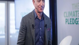 VIDEO: Jeff Bezos Mundur Dari Jabatan CEO Amazon