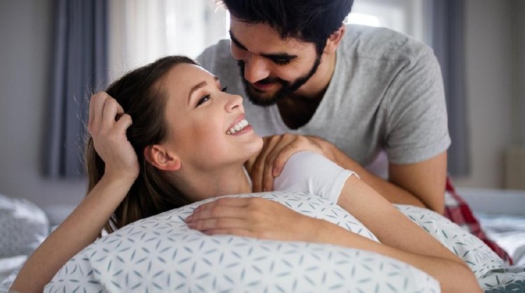 Orgasme bersamaan memang dianggap sulit, tapi tidak mustahil, lho. Apa yang bisa dilakukan untuk bisa mendapatkannya?