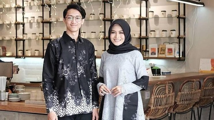 6 Inspirasi Model Batik Couple dengan Pasangan, Simpel dan Elegan