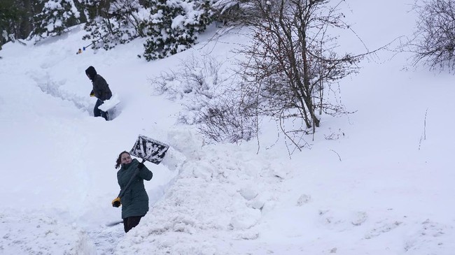Diperkirakan 16-19 wisatawan tewas akibat terjebak di dalam mobil di tengah cuaca dingin ekstrem yang terjadi di Bukit Murree, Pakistan.