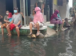 Jijik! Banjir di Kudus Berwarna Hitam dan Berbau