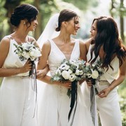 Gaya Rambut Pendek Paling Oke Untuk Bridesmaid, Siap Tampil Kece di Pernikahan Sahabat!