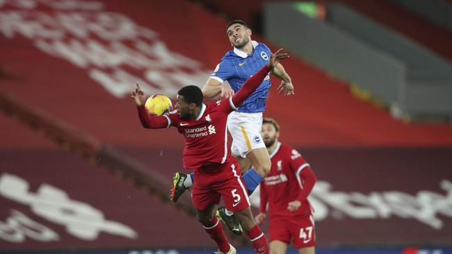 Fan Liverpool serang Georginio Wijnaldum di media sosial karena tak ikut merayakan gol Alisson Becker ke gawang West Bromwich Albion.