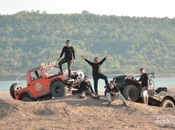 Asyiknya Wisata dengan Mobil Offroad di Sulsel