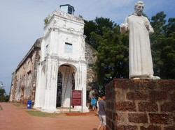 Gereja Unik di Atas Bukit, Ada Makam di Tengahnya