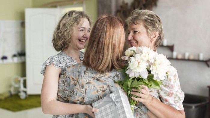 Gak Melulu Buat Pacar, Yuk Beri Hadiah Valentine Spesial Ini ke Orang Tua