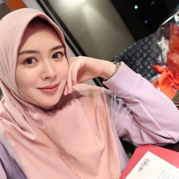 Pakai Sepatu di Masjid Istiqlal, Ayana Moon Tuai Kritik & Reaksi Tajam