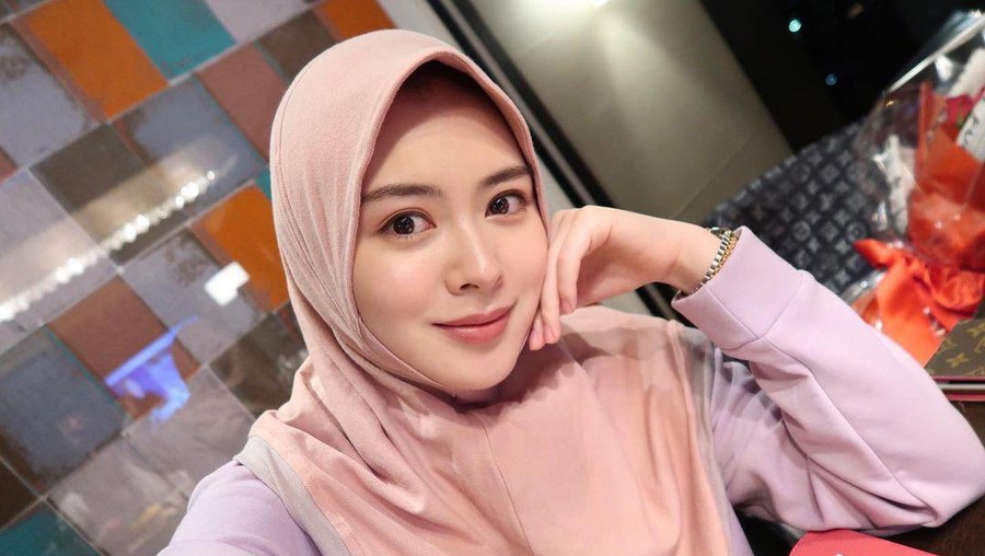 Gaya hijab Ayana Jihye Moon.