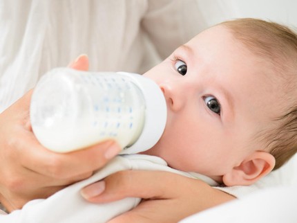 Cara Menyapih Anak dari Botol Dot, Bunda Perlu Tahu Waktu yang Tepat