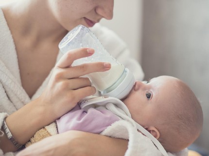 Cara Menyusui Bayi dengan Botol yang Benar, Bunda Perlu Tahu