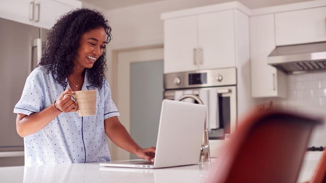 Seiring dengan maraknya penerapan WFH, muncul pertanyaan penting: apakah WFH dapat menjadi solusi efektif dalam memperbaiki kesehatan mental pekerja?
