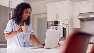 9 Tanda Kamu Lebih Cocok Kerja WFH daripada Ngantor