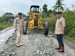 Jalan Era Soeharto yang Rusak Berlumpur Mulai Diperbaiki
