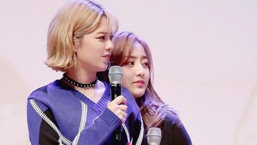 img-title Jeongyeon TWICE Tampil Perdana di Publik, Perhatian Jihyo Bikin Fans Nangis