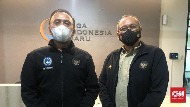 Direktur Utama LIB Akhmad Hadian Lukita menyesalkan aksi oknum suporter Persib dan Persija yang terjadi usai final Piala Menpora, Minggu (25/4) malam.