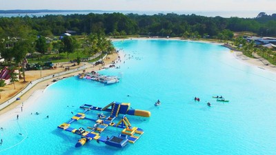 Di Bintan ada kolam renang yang disebut terbesar se-Asia Tenggara. Luasnya sekitar 50 kali kolam renang ukuran olimpiade.