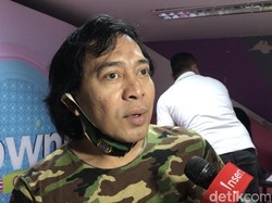 Saat Komeng Ajak Valentino Rossi Ambil Uang Pensiun Bareng di Bank