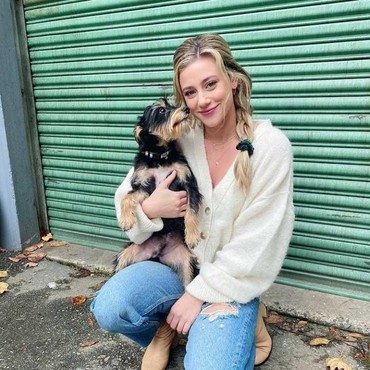 Potret Lili Reinhart Bintang 'Riverdale' bersama Anjing Kesayangan