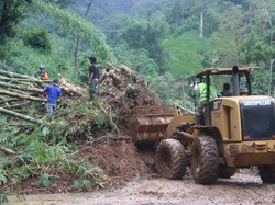 Tiga Titik Longsor Susulan Makin Menutup Total Jalur Malang-Kediri