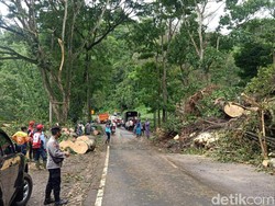 Material Longsor Dibersihkan, Jalur Malang-Kediri Buka Tutup