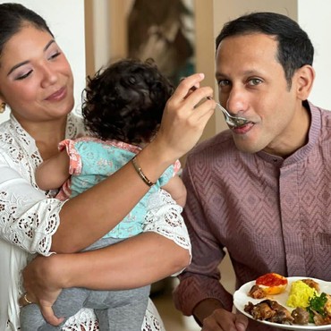 Nadiem Makarim Gelar Tedak Siten Anak Ketiganya