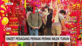 VIDEO: Omzet Pedagang Pernak-pernik Imlek Turun