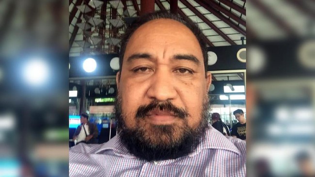 Pasangan calon nomor urut 1 mendatangi Mahkamah Konstitusi (MK) kemarin, menggugat status kemenangan Bupati Orient yang berkewarganegaraan AS.